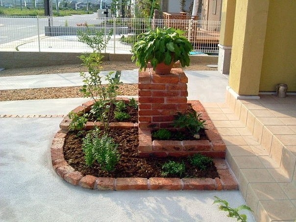 Клумбы из кирпича - красивое решение