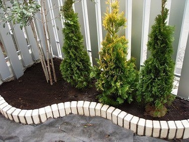 Клумбы из кирпича - красивое решение