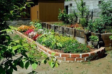 Клумбы из кирпича - красивое решение