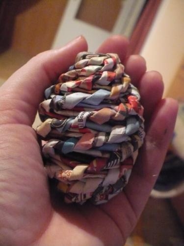 Пасхальное яйцо из газет