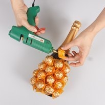 Оригинальная упаковка для шампанского в виде ананаса.