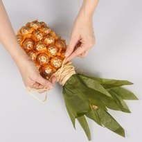 Оригинальная упаковка для шампанского в виде ананаса.