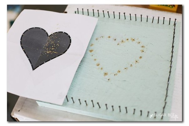 Радужное панно из ниток и гвоздей