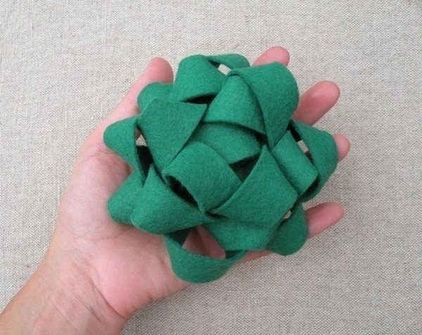 Простой бантик для украшения подарка