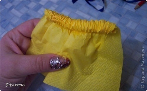 Роза из салфеток как украшение стола.