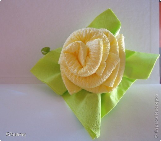 Роза из салфеток как украшение стола.