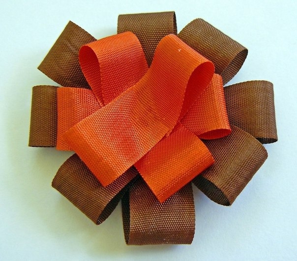 Бантик из лент для упаковки подарков