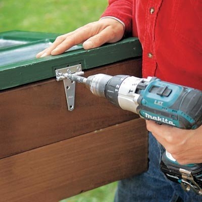 Парник из старой оконной рамы.