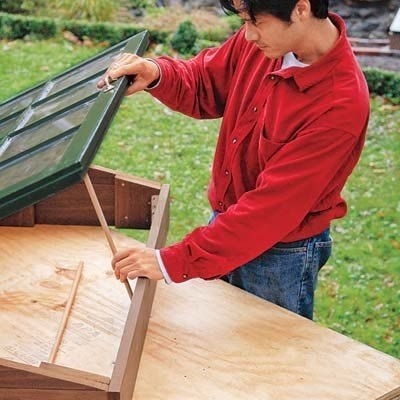 Парник из старой оконной рамы.