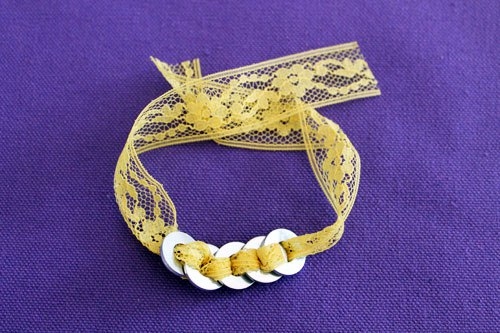 Браслеты из шайб и кружева