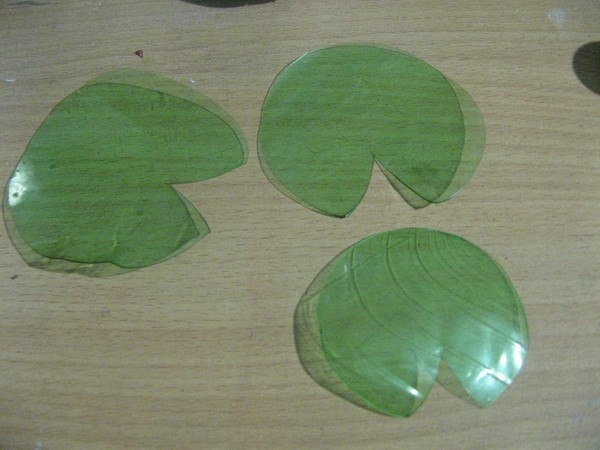 Лилии из пластиковых ложек