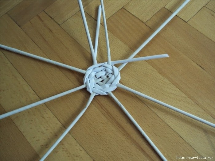 Аисты из газетных трубочек