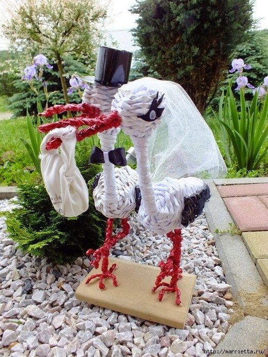 Аисты из газетных трубочек