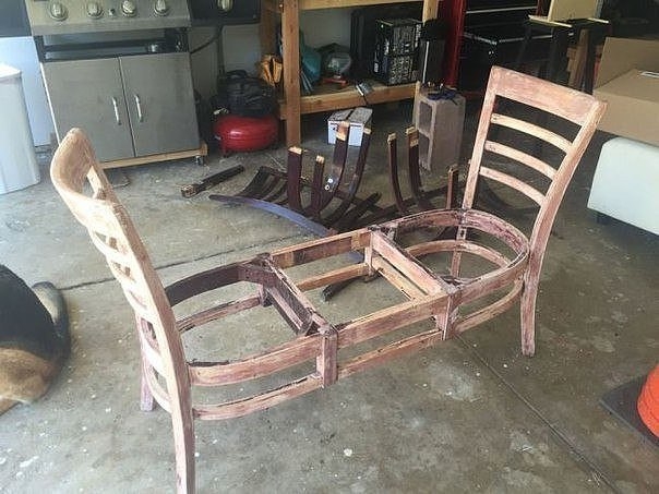 Скамейка из старых стульев