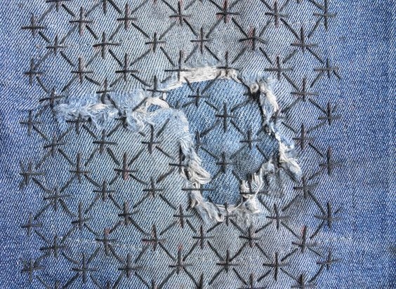 Применяем технику сашико для ремонта джинс.