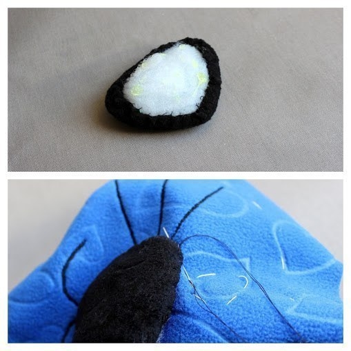 Подушка-игрушка в виде забавного кота.