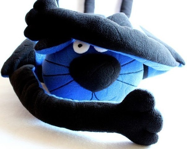 Подушка-игрушка в виде забавного кота.