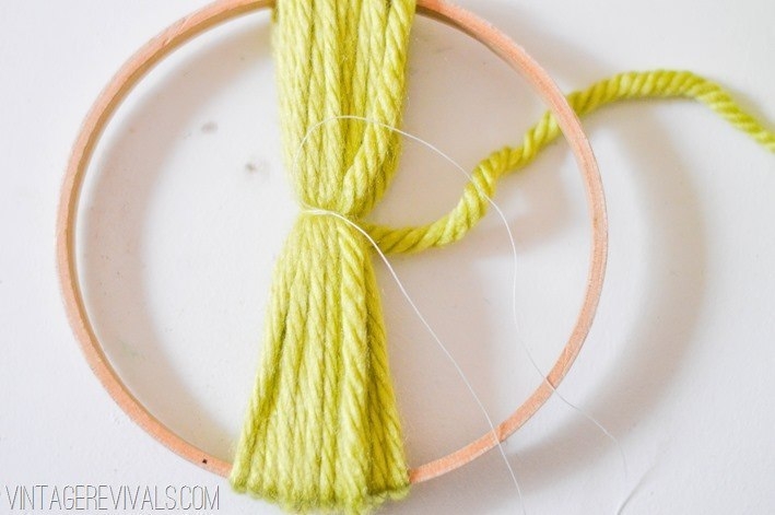 Красивый декор гигантскими помпонами