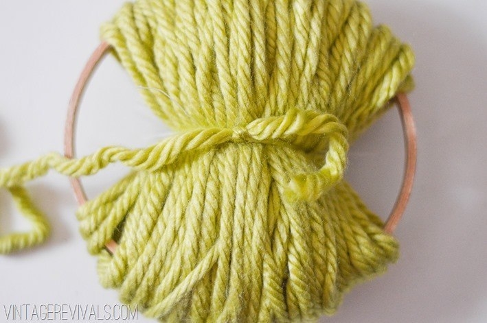 Красивый декор гигантскими помпонами