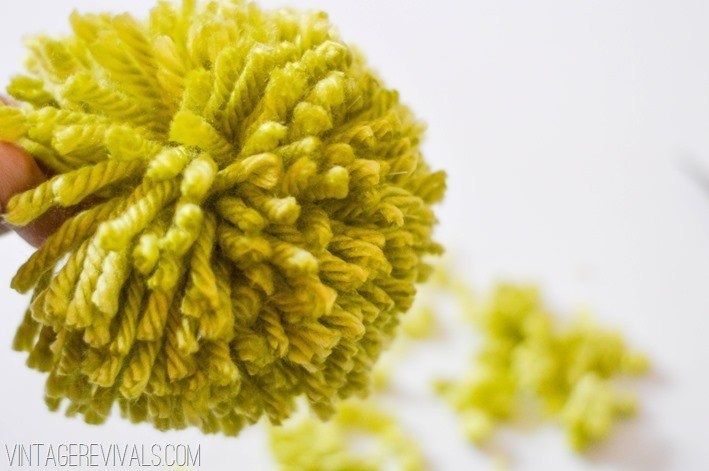 Красивый декор гигантскими помпонами