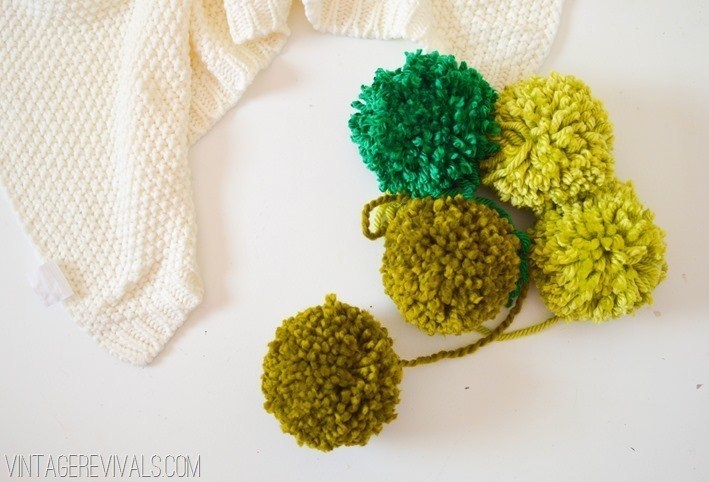 Красивый декор гигантскими помпонами