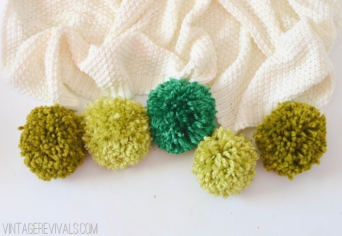 Красивый декор гигантскими помпонами