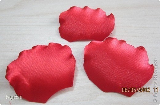 роза из атласной ленты.