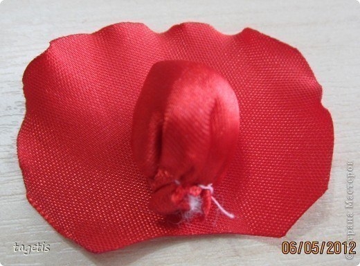 роза из атласной ленты.