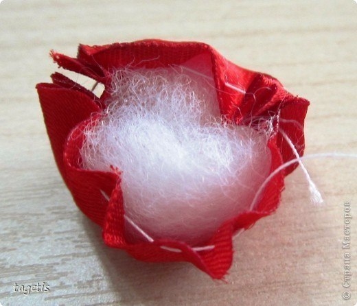 роза из атласной ленты.
