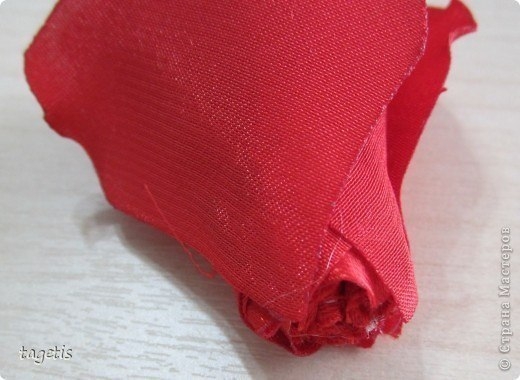 роза из атласной ленты.