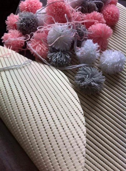 Коврик-сердце из помпонов Коврик-сердце из помпонов