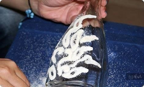 Декорируем бутылки манной крупой.