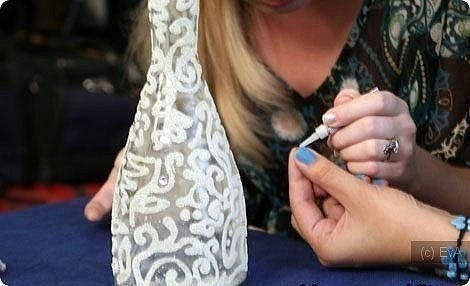 Декорируем бутылки манной крупой.