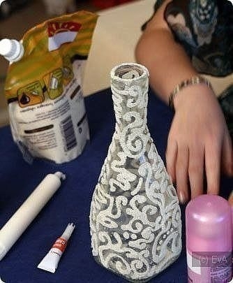 Декорируем бутылки манной крупой.