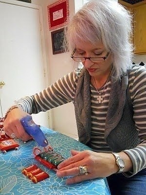 Саночки из сладостей к Новому году.