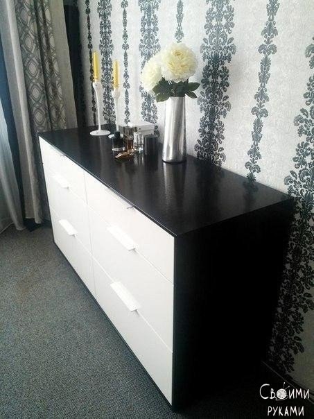 Обновляем старый комод с помощью винила под змеиную кожу