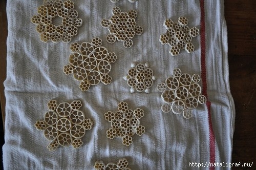 Снежинки из макарон