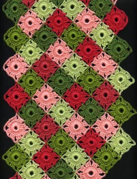 Пиксельные коврики и пледы крючком