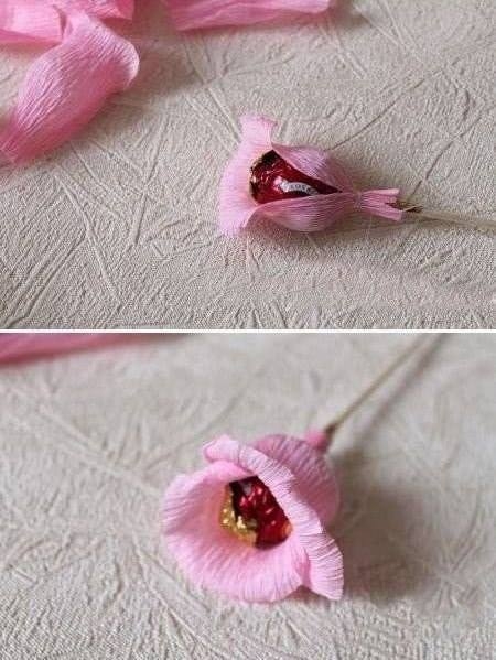 Цветы с конфетами из гофрированной бумаги