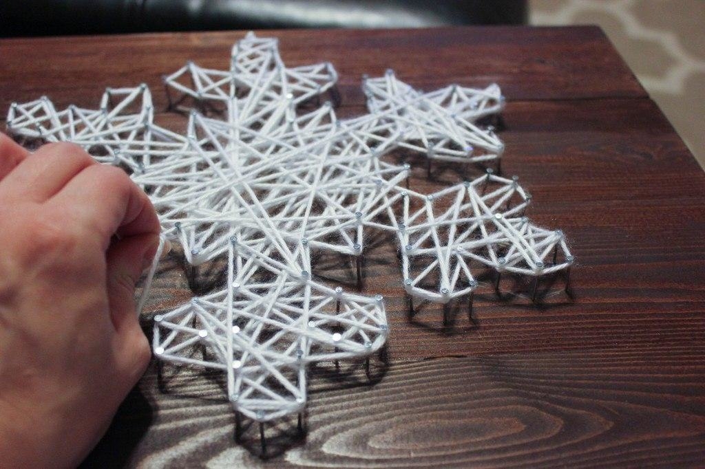 Снежинка из нитей и гвоздиков