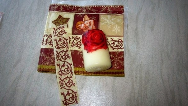 Берём обычные свечи без рисунка и салфетки с изображением, которое нам хотелось бы перенести на свеч