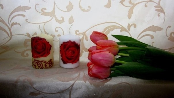 Берём обычные свечи без рисунка и салфетки с изображением, которое нам хотелось бы перенести на свеч