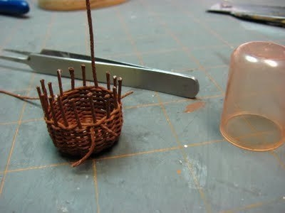 Плетем мини корзиночку для кукол