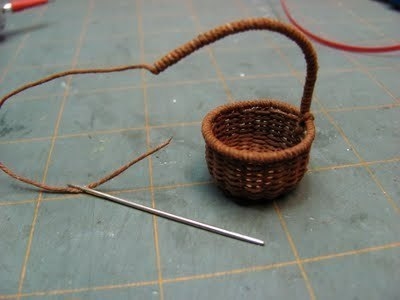 Плетем мини корзиночку для кукол