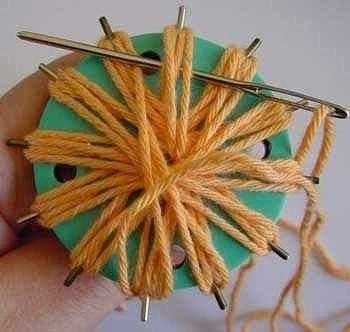 По шаблону из картона вырезаем шестеренку.