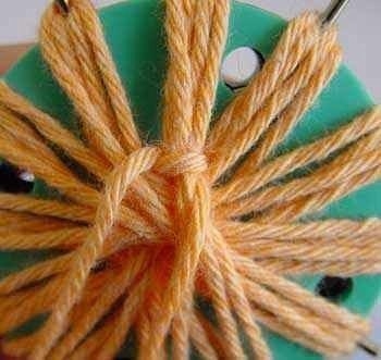 По шаблону из картона вырезаем шестеренку.