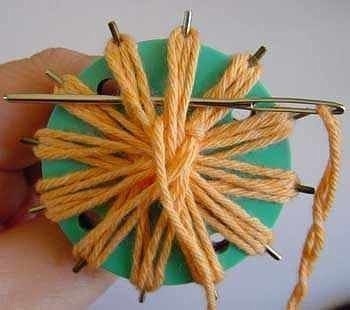 По шаблону из картона вырезаем шестеренку.