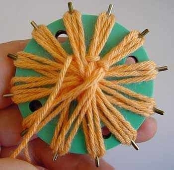 По шаблону из картона вырезаем шестеренку.