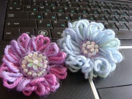 По шаблону из картона вырезаем шестеренку.