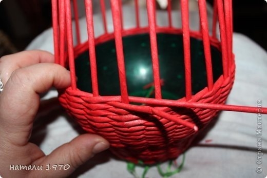 МК клубники из газетных трубочек.